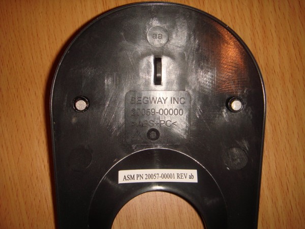 alte Klappe mit sichtbarer Produktnummer, dem kleinen Kunststoff-Nippel und den zwei Magneten