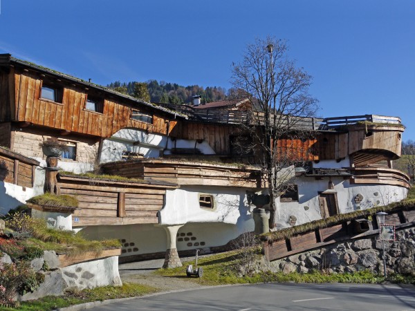 Wohnhaus im Stil von Friedensreich Hundertwasser am Beginn<br />der Panoramastrasse aufs Kitzbühler Horn
