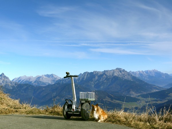 Blick vom Kitzbühler Horn nach O. Links im Hintergund Watzmann (2713 m), in der Mitte<br />die Leoganger Steinberge mit dem Birnhorn (2634 m), rechts hinten Hochkönig (2913 m).<br />Rechts unten das Tal von Fieberbrunn und Leogang.