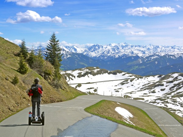 Auf der Panoramastrasse bei ca. 1650 m, wenige Meter unter dem Alpenhaus. Blick nach SW<br />über den Pass Thurn in die Venedigergruppe. Halbrechts höchster Gipfel: Grossvenediger<br />(3665 m).