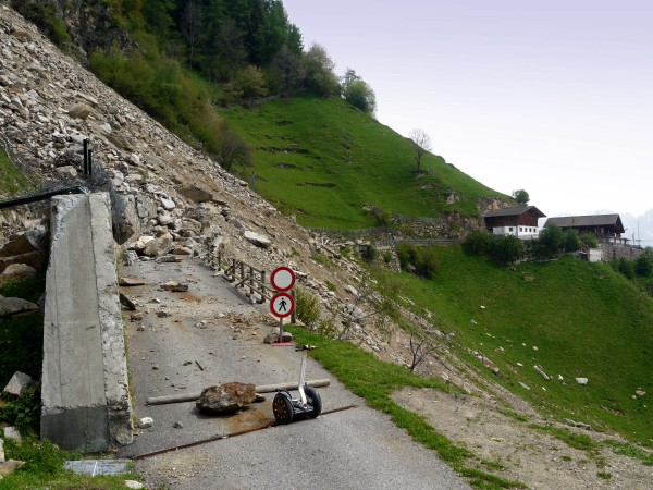 Kein Durchkommen für den Segway wenige Meter vor dem Gasthof Greiter