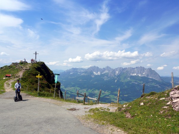 An der vorletzten Kehre auf 1880 m: Blick nach NW zum Wilden Kaiser. Im linken Teil des<br />Hintergrunds: Scheffauer 2111 m, Treffauer 2304 m, Ellmauer Halt 2344 m. Höchster Punkt<br />im rechten Bildteil: Ackerlspitze 2329 m, ganz rechts Maukspitze 2231 m. Unten das Tal<br />von St. Johann i.T. nach Söll.