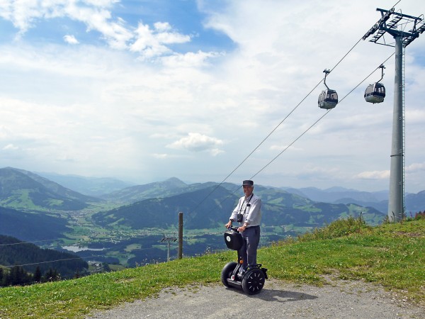 Unterhalb vom Alpenhaus. Blick nach W ins Tal von Kirchberg-Brixen-Hopfgarten mit dem<br />Schwarzsee. Links von der Bildmitte über dem Pfosten: Hohe Salve 1828 m. Links unten<br />Mittelstation, von der die beiden Seilbahnen zum Alpenhaus und zum Gipfel abgehen.