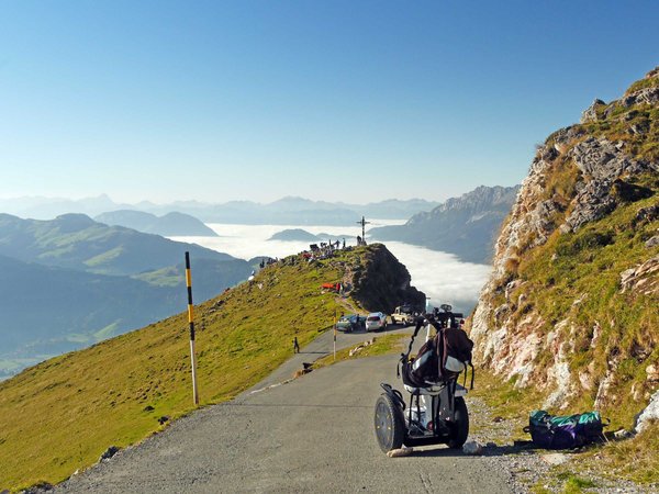 Auf 1900 m: Das Bergdoktor-Team über den Wolken im Tal von Ellmau-Scheffau.<br />Im Hintergrund die Wolken über dem Inntal.