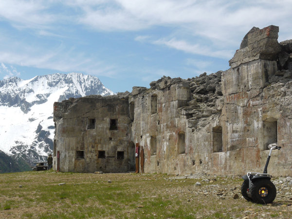 Vor der imposanten Ruine des ehem. Werks Tonale, heute &quot;ex Forte Zaccarane&quot;, oberhalb<br />vom Tonalepass. Im Hintergrund der Gipfel der Busazza (3282 m)