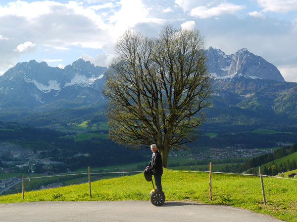 Noch so ein schöner Baum vor dem Wilden Kaiser. Links am Bildrand leider ein hässlicher<br />Steinbruch, der jedes Landschaftsfoto verhunzt und den die Gemeinde schnellstmöglich<br />schliessen und dann begrünen sollte.