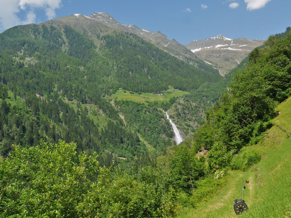 Wenige Meter abseits der Strasse nichts als Blau, Weiss, Grün und ein bisschen Gelb von<br />den Segwayrädern. Partschinser Wasserfall.