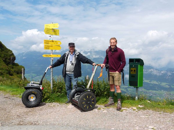 Auf 1880 m: 81739-seg mit dem allen Servus-TV-Zuschauern bestens bekannten<br />Meteorologen Sebastian Weber. Im Gewölk im Hintergrund: Wilder Kaiser.