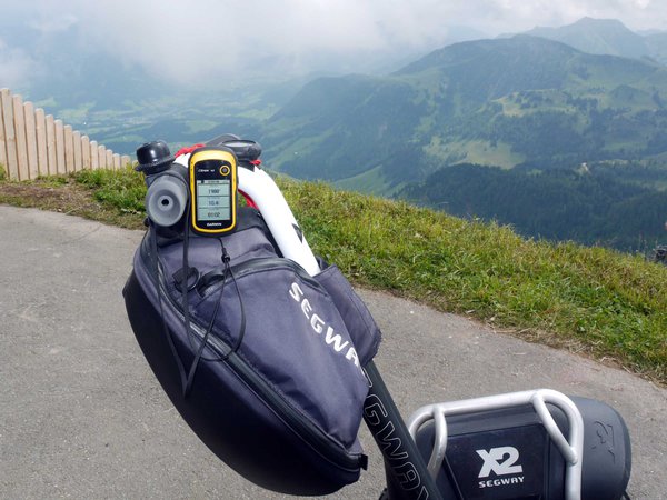 Ende der Strasse auf 1990 m. Leider sehr diesig; im Hintergrund rechts der horizontale<br />Gipfel des Wildseeloder (2119 m).